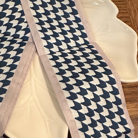 NEW Stylish Houndstooth Patterned Scarf - Picture 2 of 2